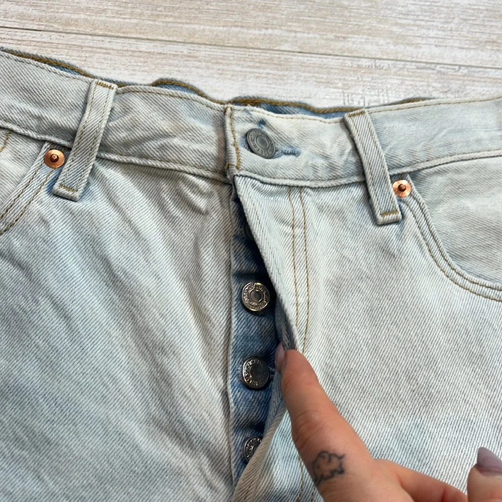 Levi’s Light Wash 501 Embroidered Cut Off Jean Shorts Size 31